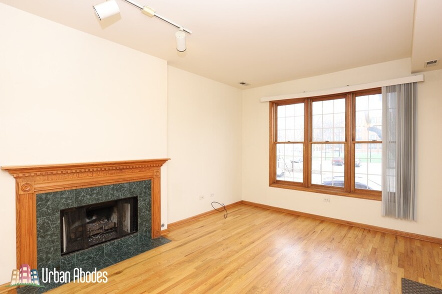 Building Photo - 920 N Paulina St