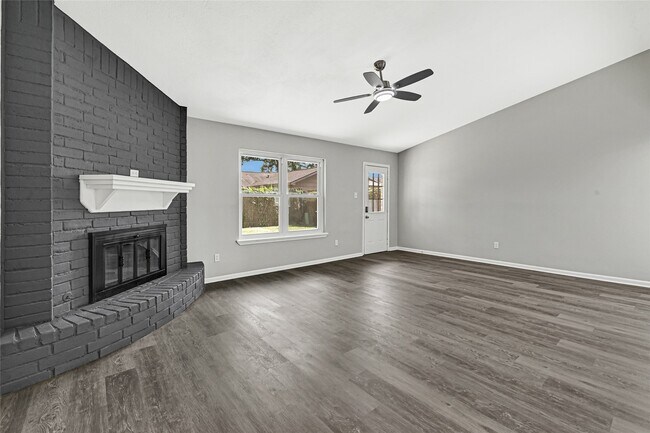 Building Photo - 7410 Woodoak Dr