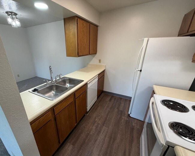 Building Photo - Top floor (3rd floor) 1 bedroom 1 bath with Private Balcony