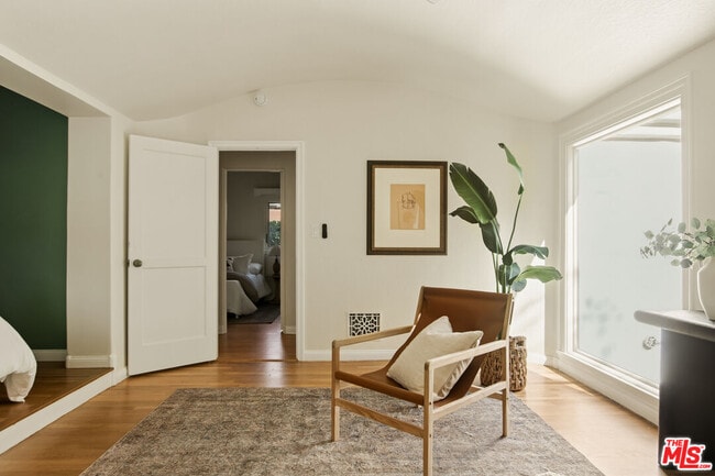 Building Photo - 1518 N Beverly Dr