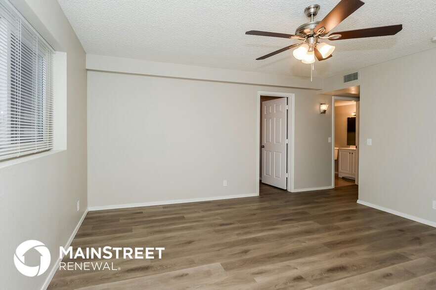 Building Photo - 921 S Val Vista Dr