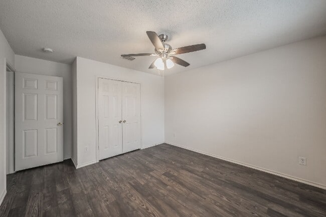 Building Photo - 3327 Clydesdale Dr