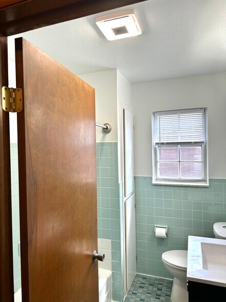 Full Bathroom - 3933 Clareridge Dr