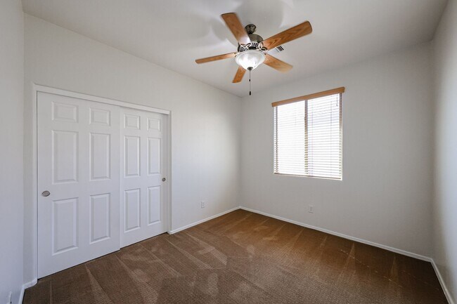 Building Photo - Charming 4 Bed 2 bath 2 Car Garage Home in...