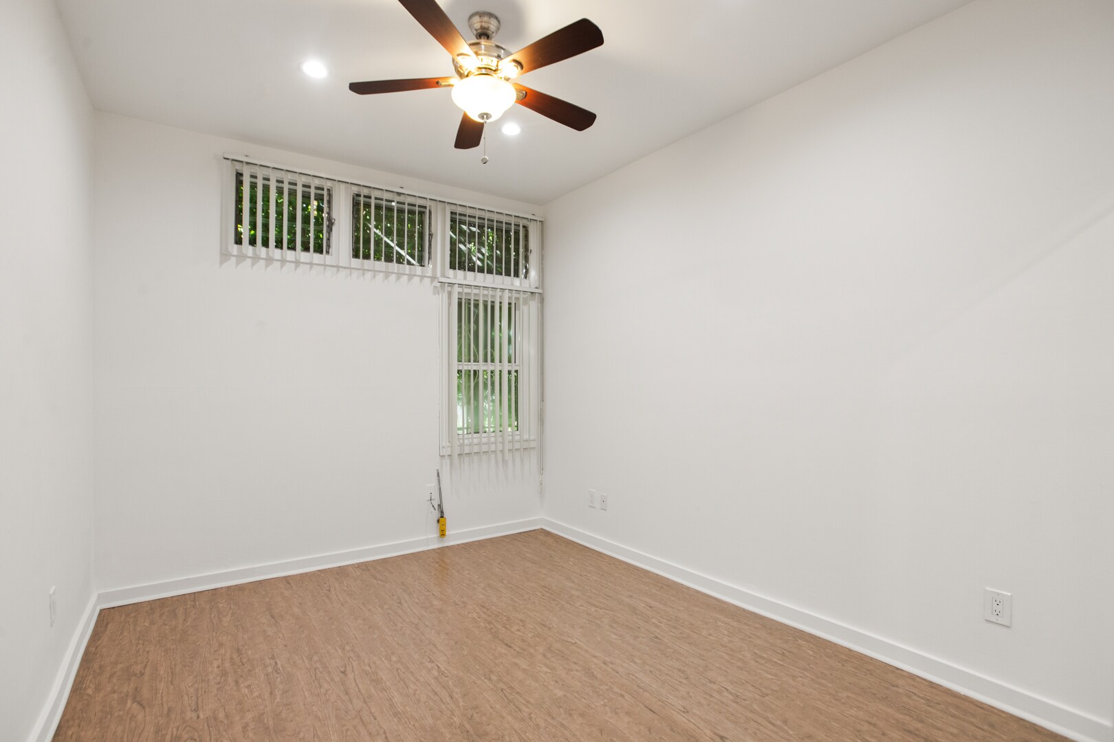 Building Photo - 9910 Robbins Dr