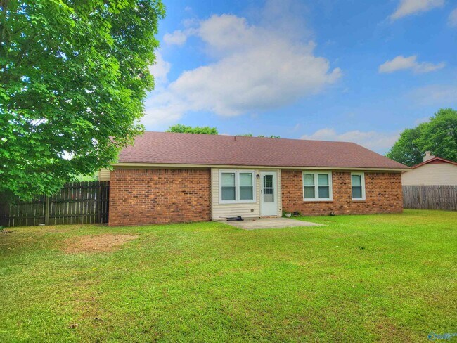 Building Photo - 1008 Fieldstone Ct SE