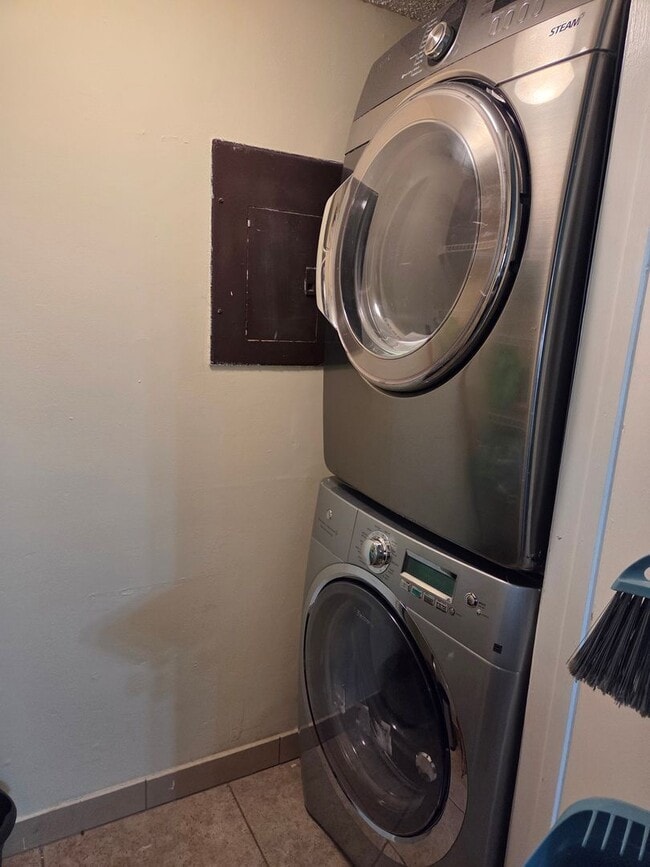 Building Photo - Upgraded 2BR/2BA – Gated Community, Great Amenities!