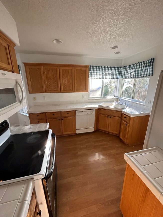 Building Photo - Nice 3 bed/2 1/2 bath near Grandhaven Elem...