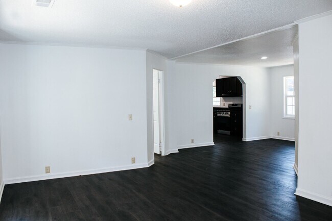 Building Photo - Spacious 4-Bed, 3-Bath Retreat on Greenhill Rd – 2000 Sq Ft of Charleston Charm!