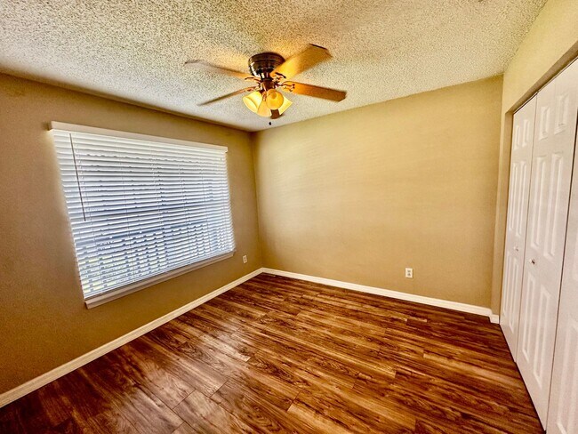 Building Photo - 313 Dirksen Dr