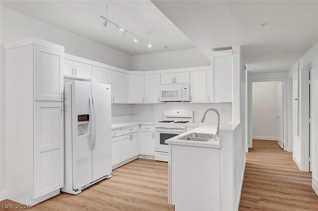 Building Photo - 2291 W Horizon Ridge Pkwy