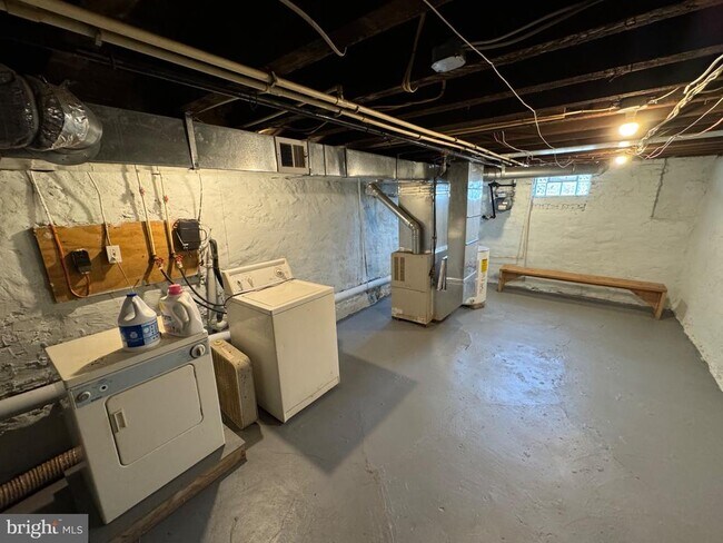 Building Photo - 2040 N Darien St