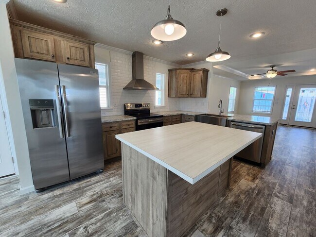 Building Photo - 521 Eland Dr