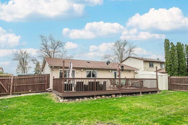 Building Photo - 810 Oakton Ave