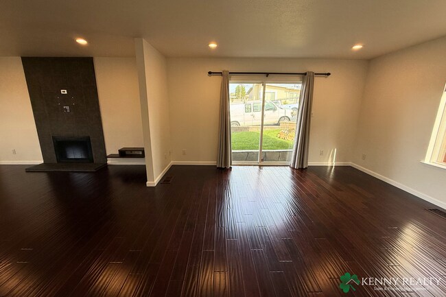 Building Photo - Beautifully Remodeled 4 Bed Home with Loft + Prime Location