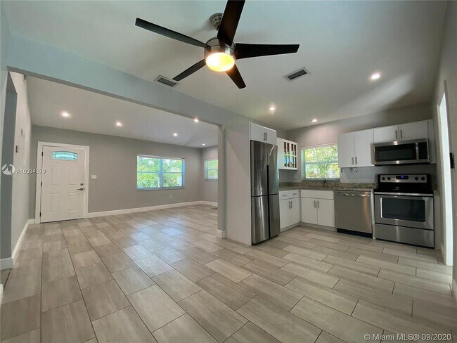 Building Photo - 2631 SW 30th Ct