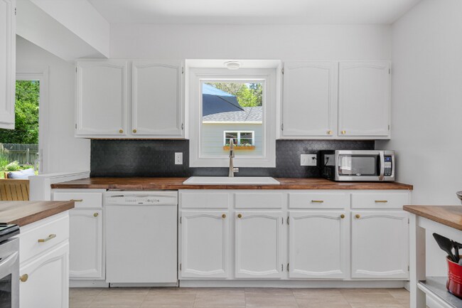 Building Photo - 2425 Cavell Ave S