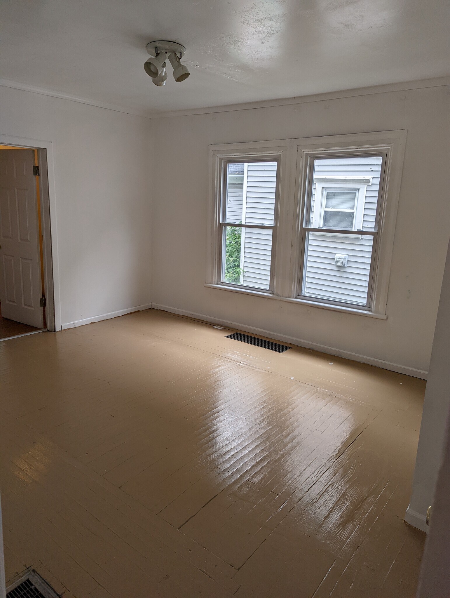 Building Photo - 305 W Harris St