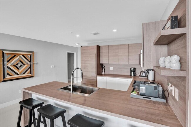 Building Photo - 400 Sunny Isles Blvd