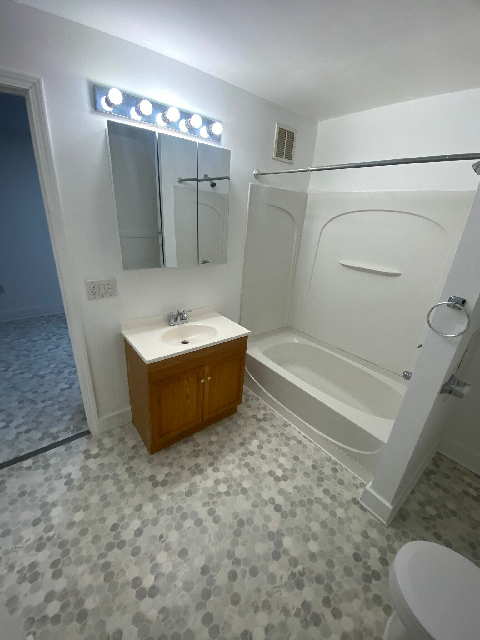 Building Photo - 916 W Lovell St