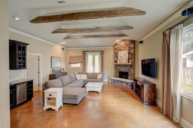 Building Photo - 3786 Rosedale Dr