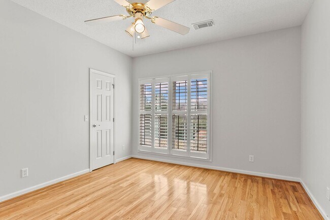 Building Photo - 10495 Royal Points Dr