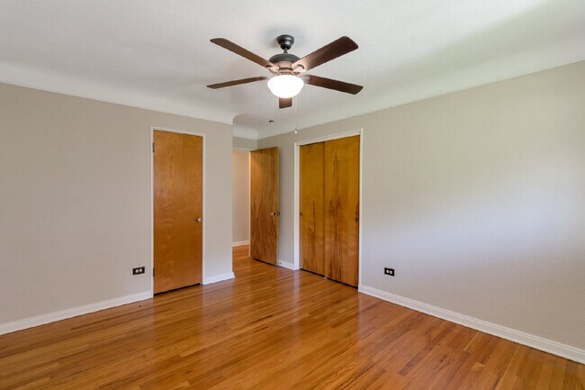 Building Photo - Large Two Bed / One bath in great Art deco building near Washington park.