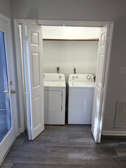 Building Photo - 2630 Hitchcock Dr