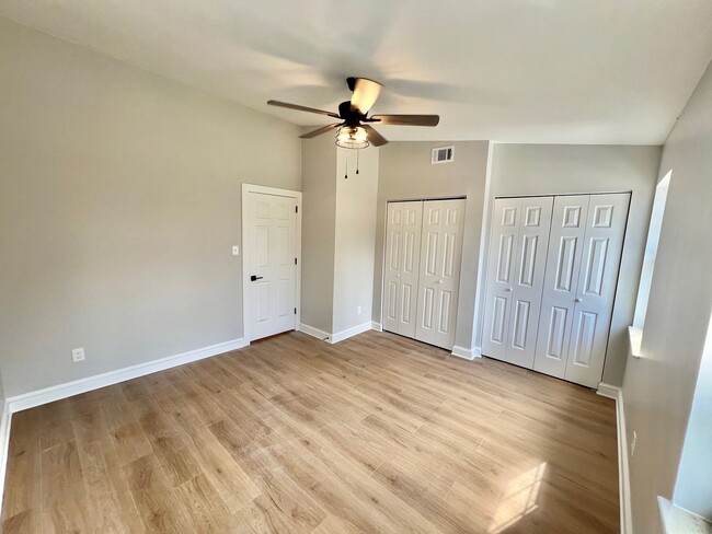 Building Photo - Beautifully Updated 2 Bedroom Townhome in ...