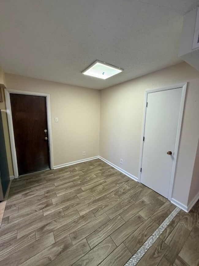 Building Photo - 3 Bedroom 2 Bath 1 Car Garage 1200 Square ...