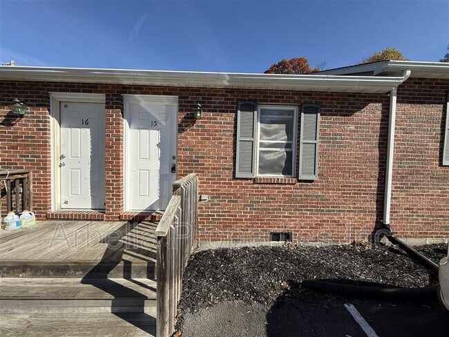 Primary Photo - 1909 Cherokee Rd