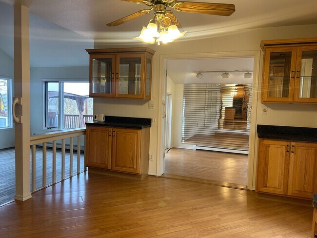 Building Photo - Century 21 Gold Rush - 3 bed, 2.5 bath (Fa...