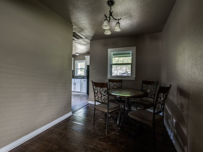 Building Photo - Great home, 4 bedrooms or 3+study, 1.5 bat...