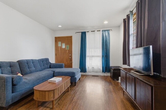Building Photo - Two Bedroom/One Bathroom Duplex Unit