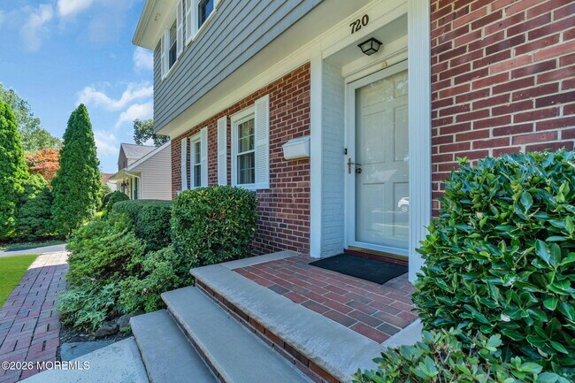 Building Photo - 720 Crescent Pl