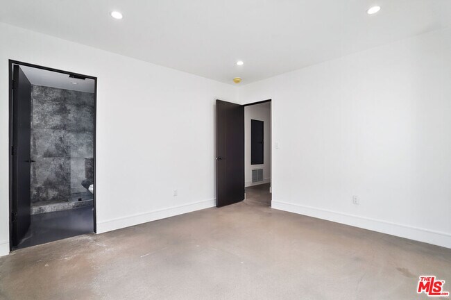 Building Photo - 6236 Sale Ave