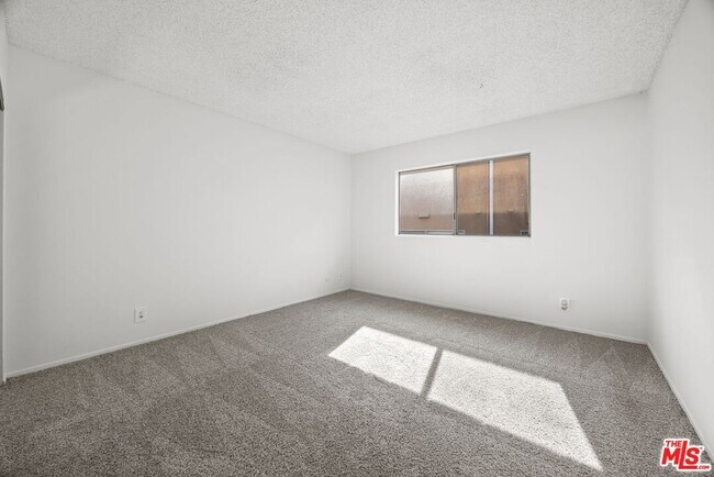 Building Photo - 5400 Newcastle Ave