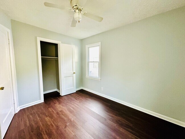 Building Photo - 2BR off Taylor Blvd with open floor plan n...