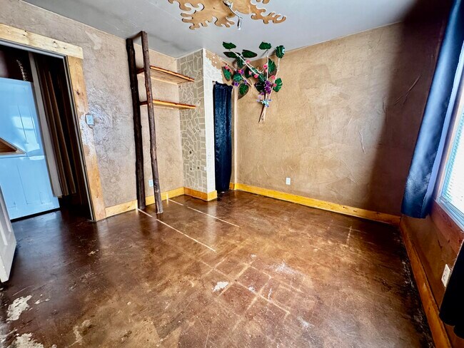 Building Photo - 557 N Limestone
