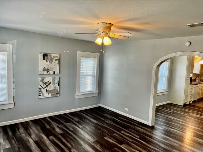 Building Photo - 106 N Eastwood St