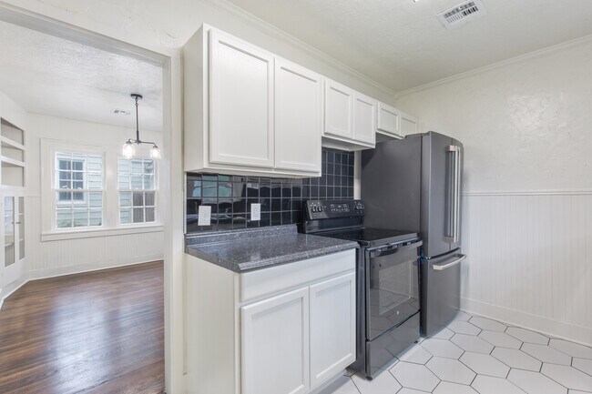 Building Photo - 1304 S Oswego Ave