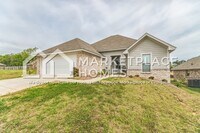 Building Photo - 701 Silver Bnd