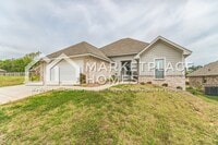 Building Photo - 701 Silver Bnd