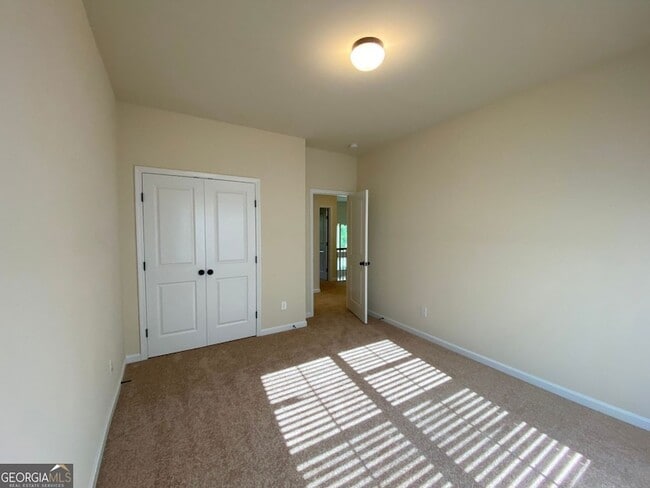 Building Photo - 5595 Mirror Lake Dr