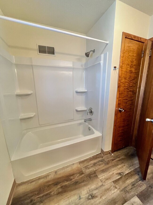 Building Photo - Large 3 Bed/2 Bath East Side Rental Home!