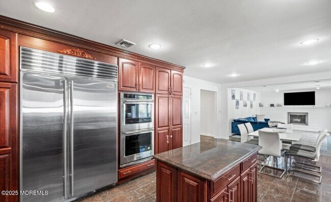 Building Photo - 16 Bridle Dr