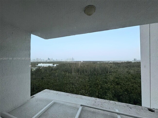 Building Photo - 14951 Royal Oaks Ln