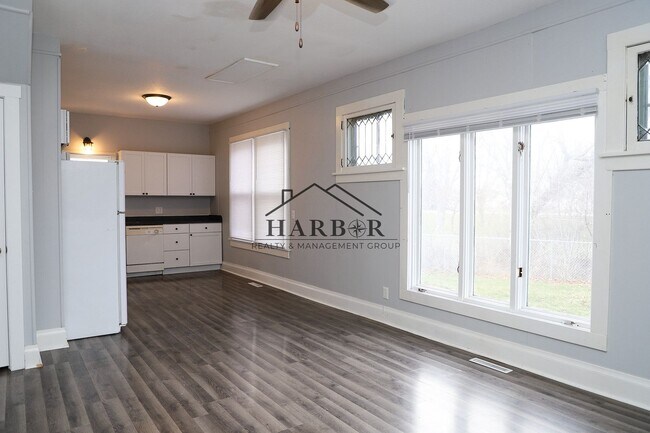 Building Photo - 11th Avenue NE Duplex