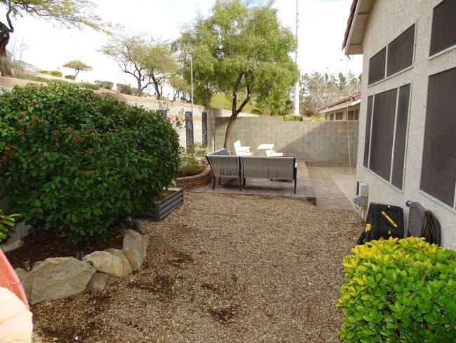 Building Photo - Beautiful One Story 2 Bedroom Townhome Wit...