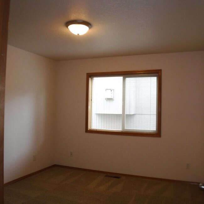 Building Photo - Single Level 3 Bed/2 Bath Home in SE Bend - Conifer Ave